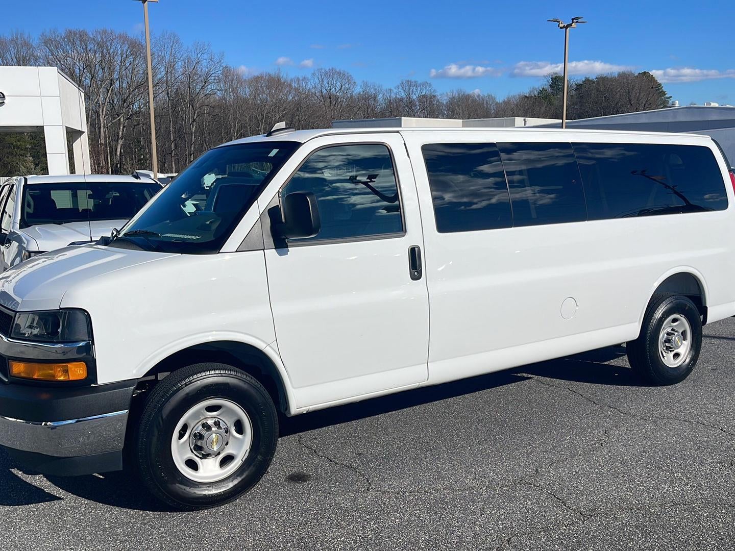 2025 Chevrolet Express Passenger 3500 1LT