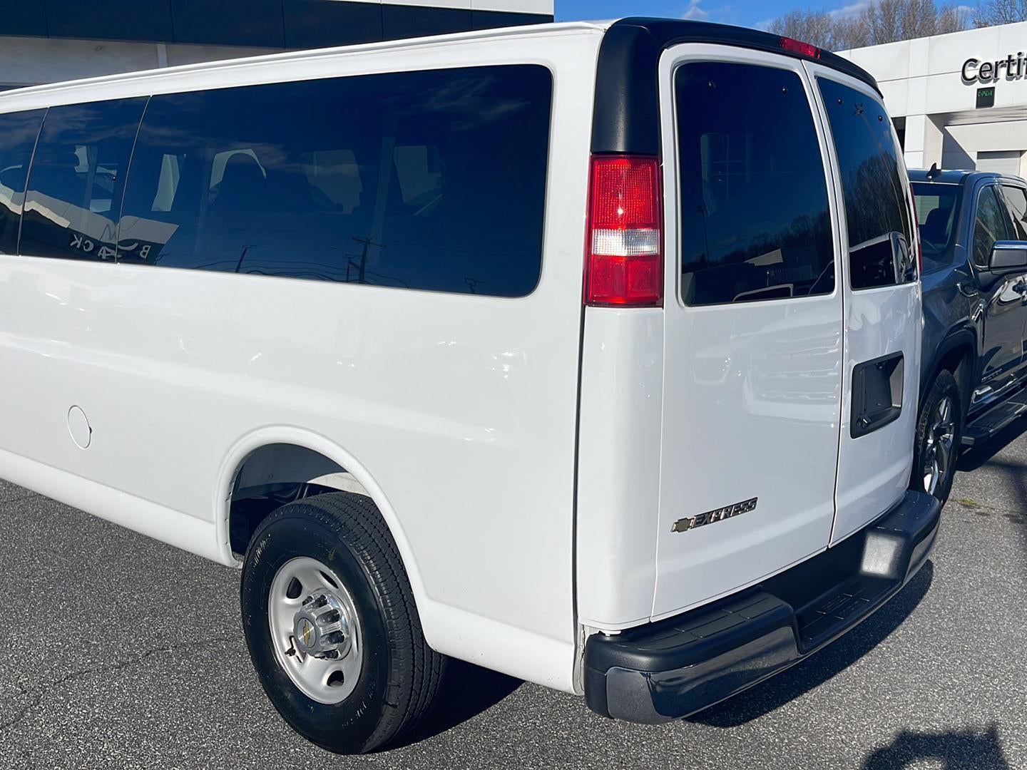 2025 Chevrolet Express Passenger 3500 1LT