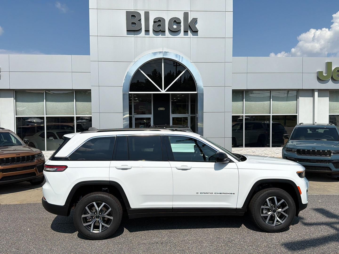 2027 Jeep Grand Cherokee GRAND CHEROKEE LAREDO X 4X4