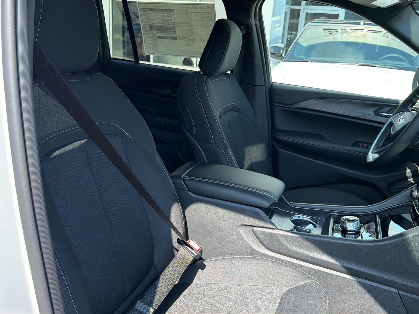 2027 Jeep Grand Cherokee GRAND CHEROKEE LAREDO X 4X4
