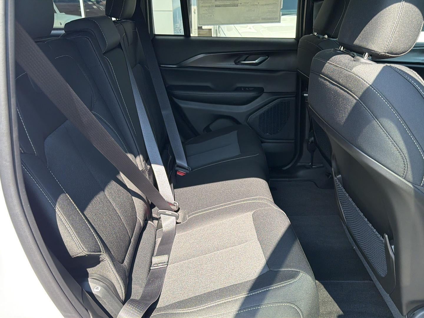 2027 Jeep Grand Cherokee GRAND CHEROKEE LAREDO X 4X4