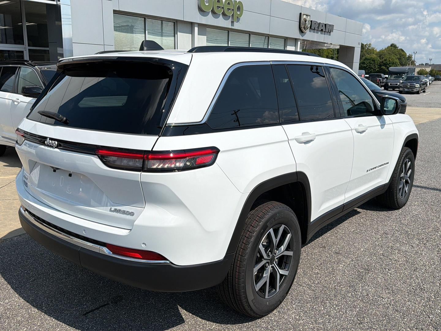 2027 Jeep Grand Cherokee GRAND CHEROKEE LAREDO X 4X4