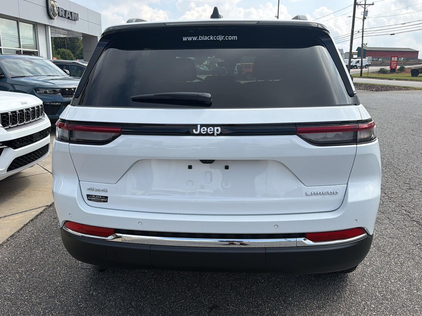 2027 Jeep Grand Cherokee GRAND CHEROKEE LAREDO X 4X4