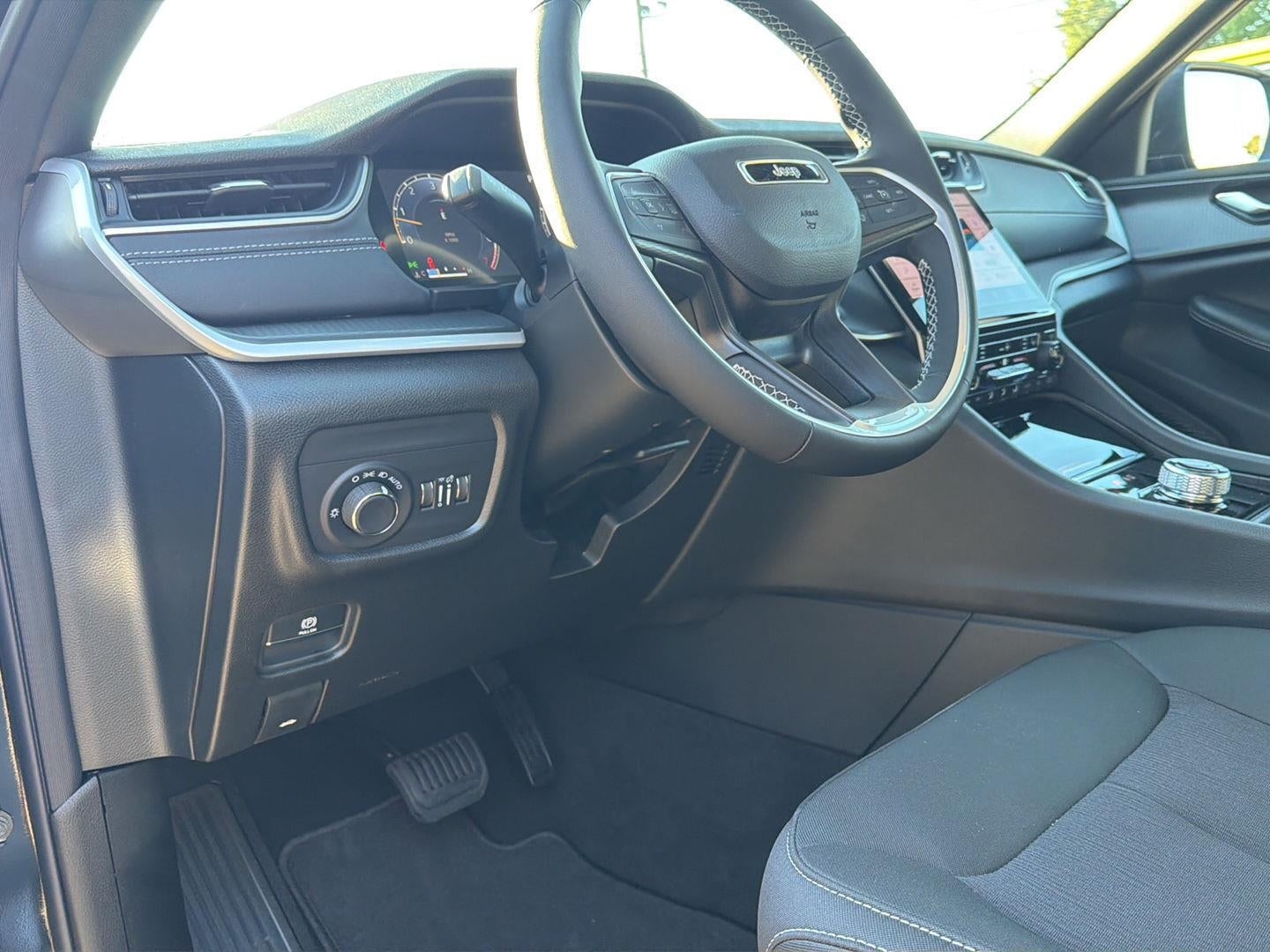 2027 Jeep Grand Cherokee GRAND CHEROKEE LAREDO X 4X4
