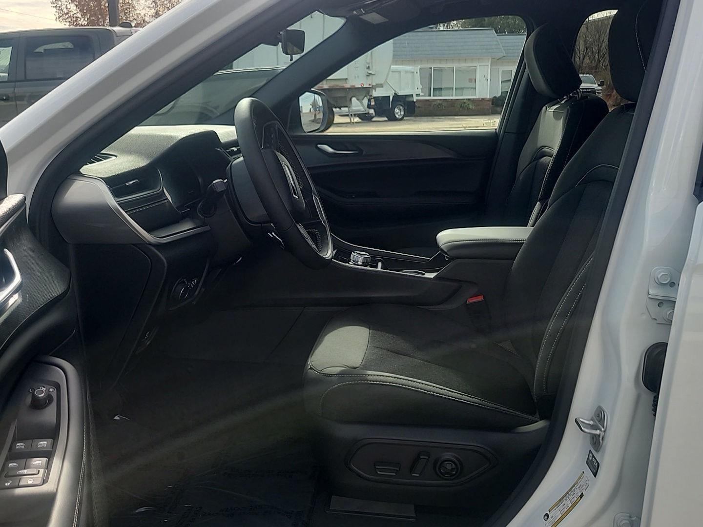 2025 Jeep Grand Cherokee GRAND CHEROKEE L LAREDO X 4X4