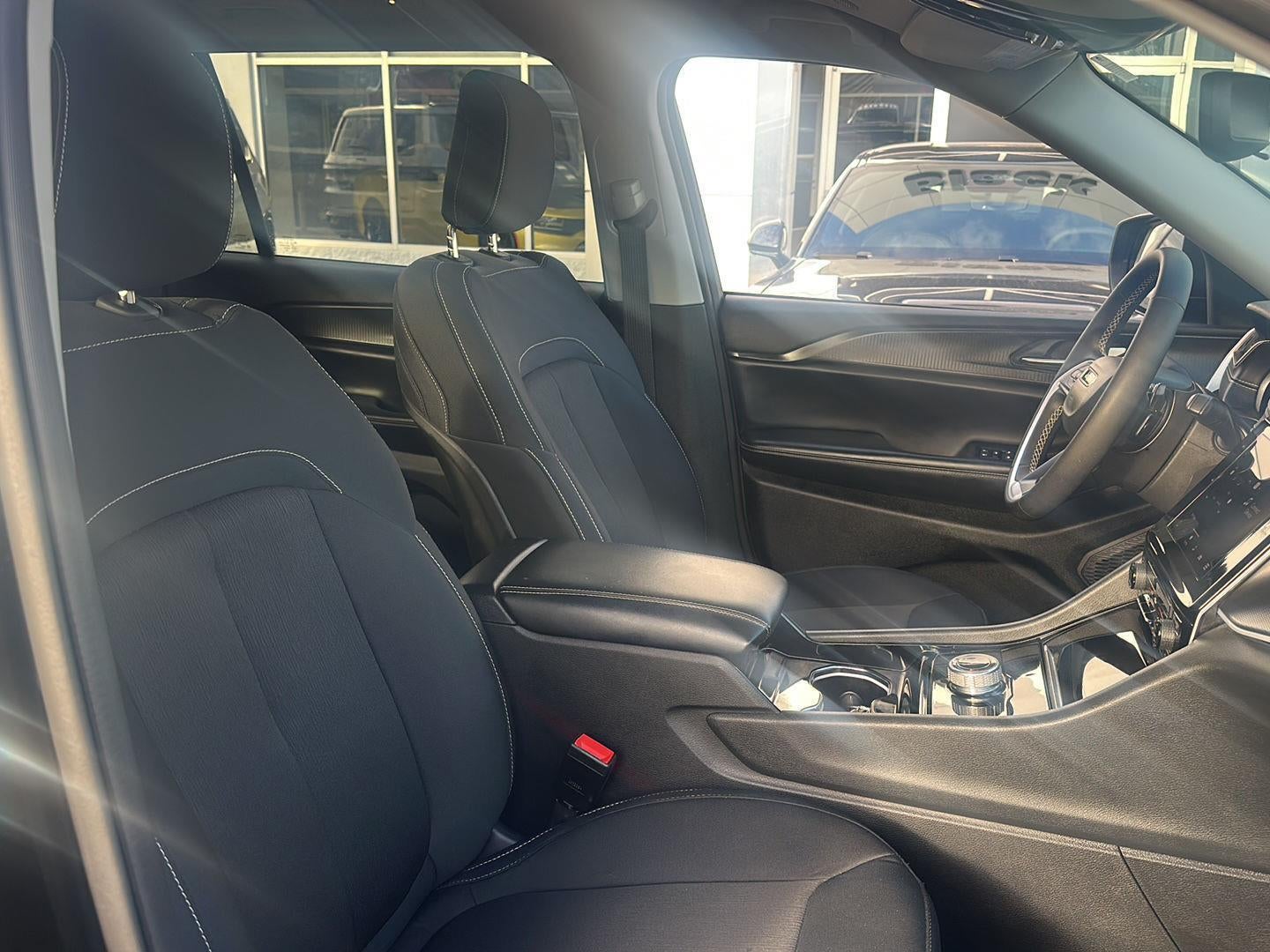 2023 Jeep Grand Cherokee L Laredo 4x4