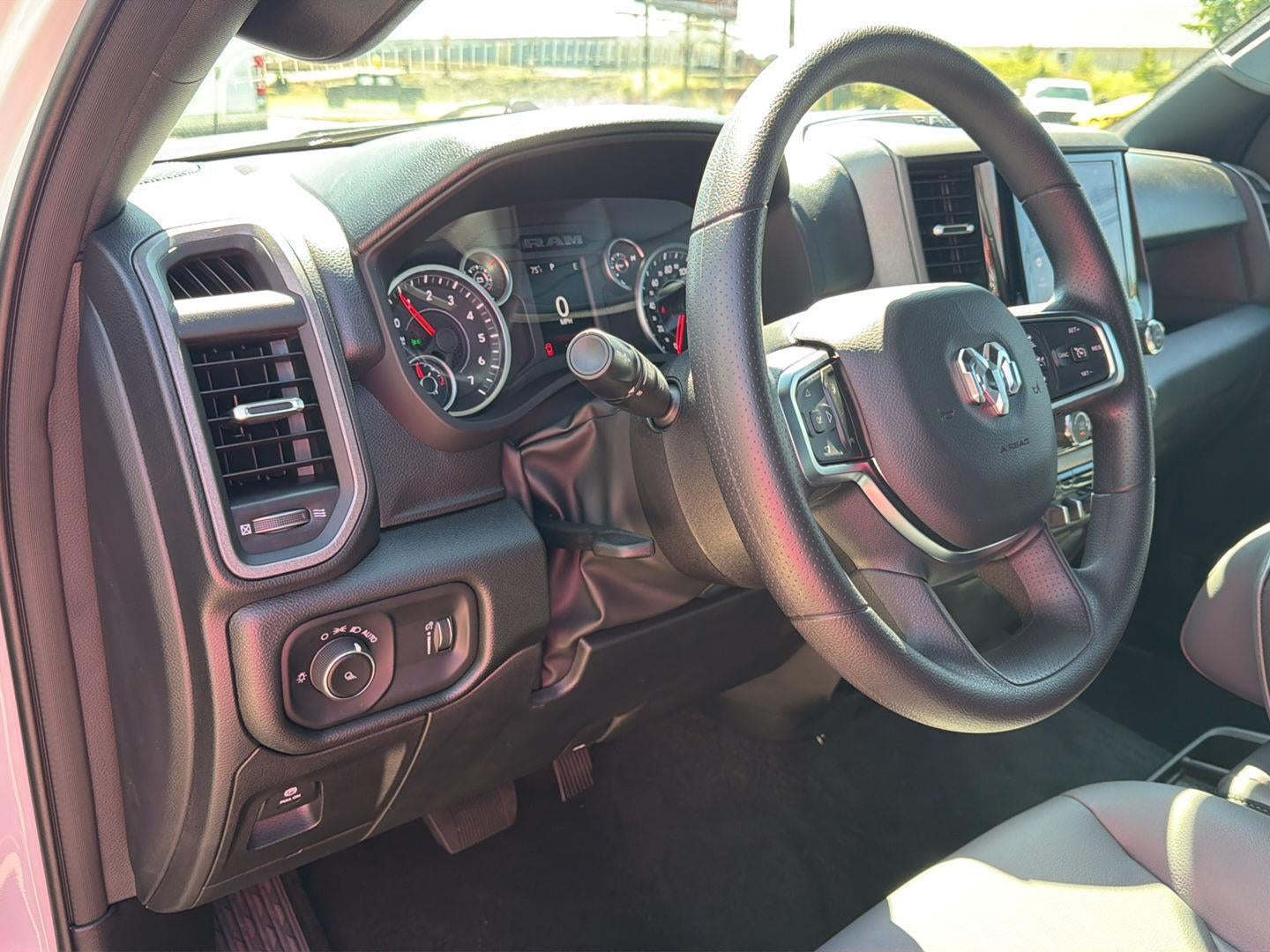 2027 RAM 1500 RAM 1500 TRADESMAN QUAD CAB 4X4 6'4' BOX