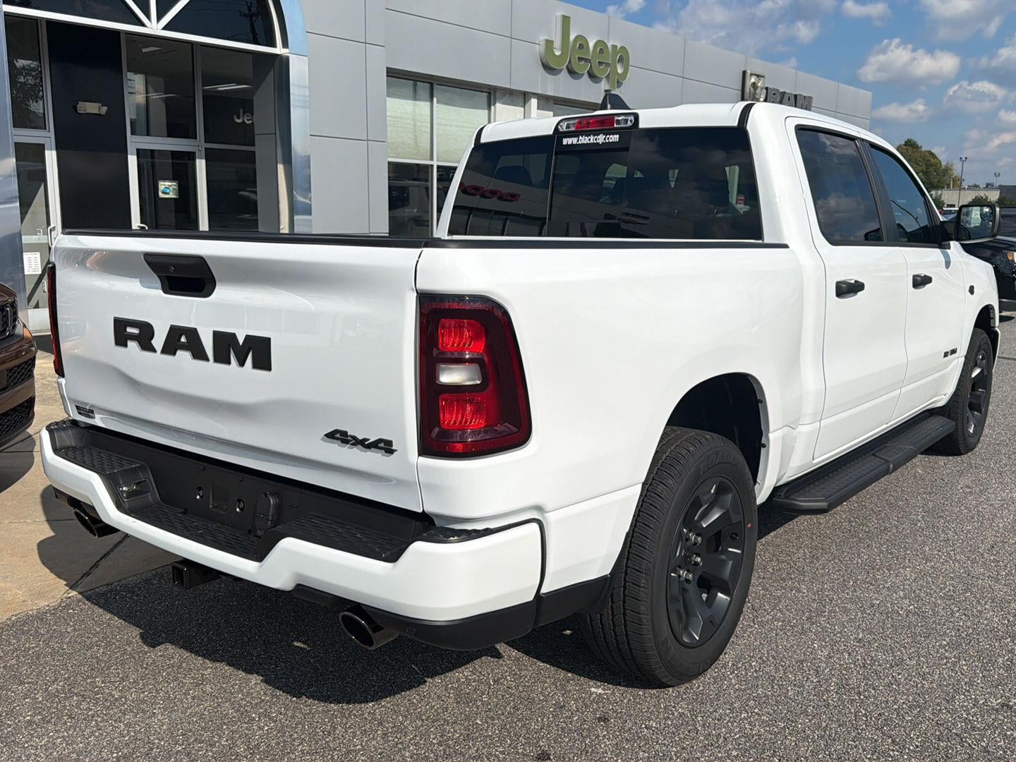 2027 RAM 1500 RAM 1500 EXPRESS CREW CAB 4X4 5'7' BOX