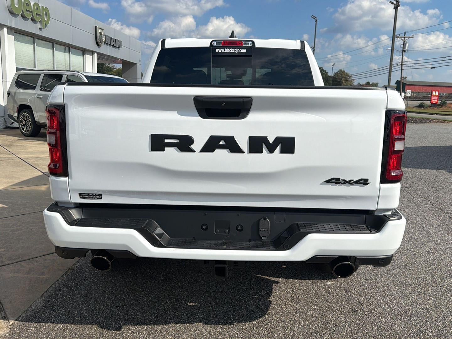 2027 RAM 1500 RAM 1500 EXPRESS CREW CAB 4X4 5'7' BOX