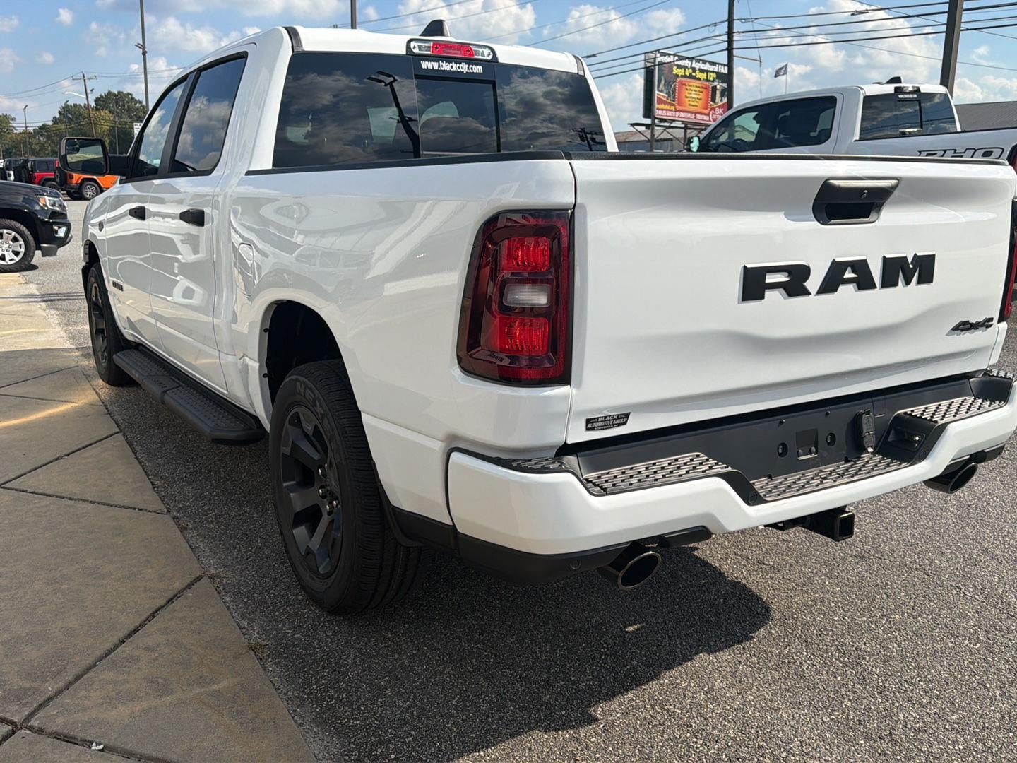 2027 RAM 1500 RAM 1500 EXPRESS CREW CAB 4X4 5'7' BOX