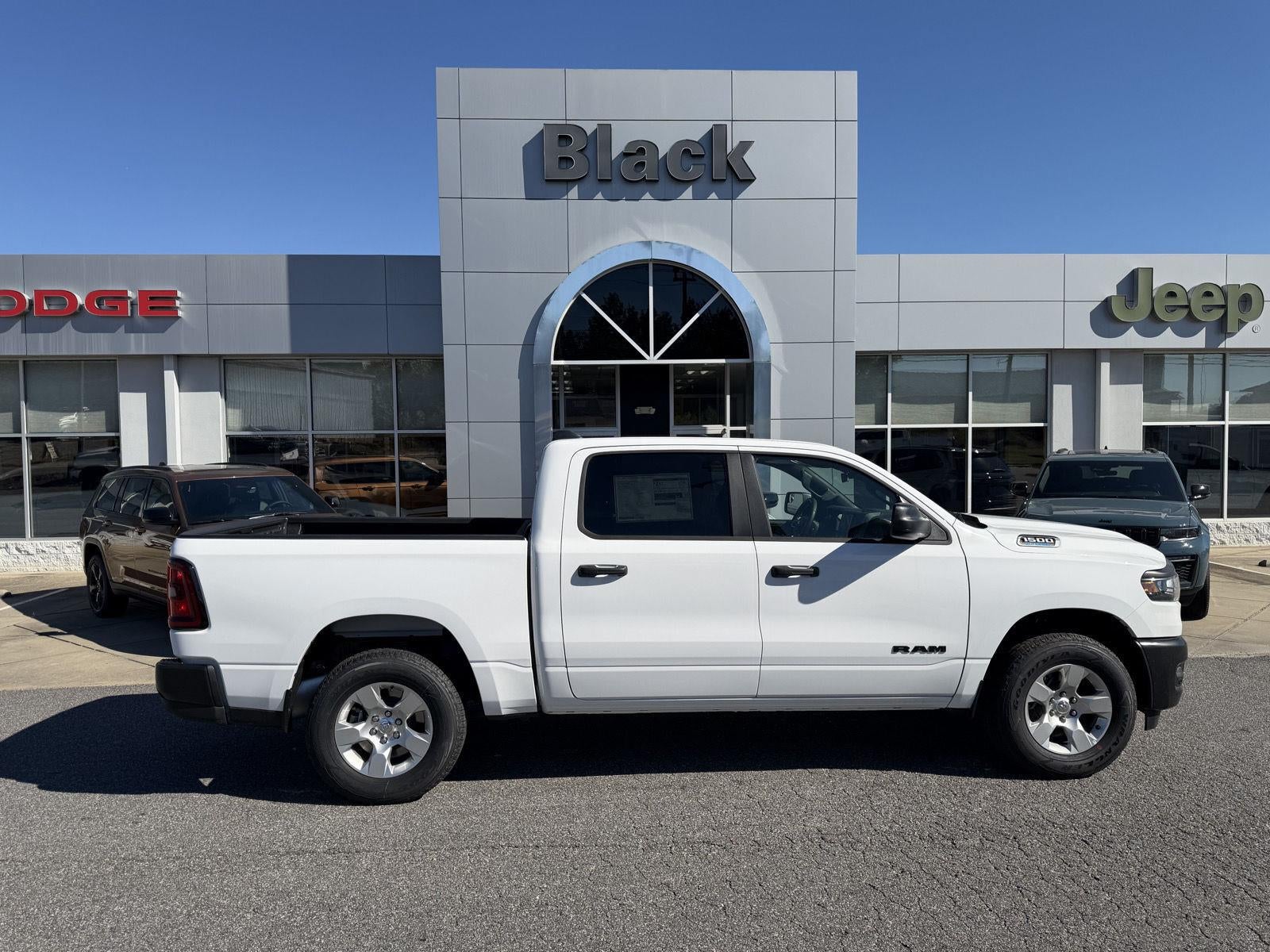 2027 RAM 1500 RAM 1500 TRADESMAN CREW CAB 4X4 6'4' BOX