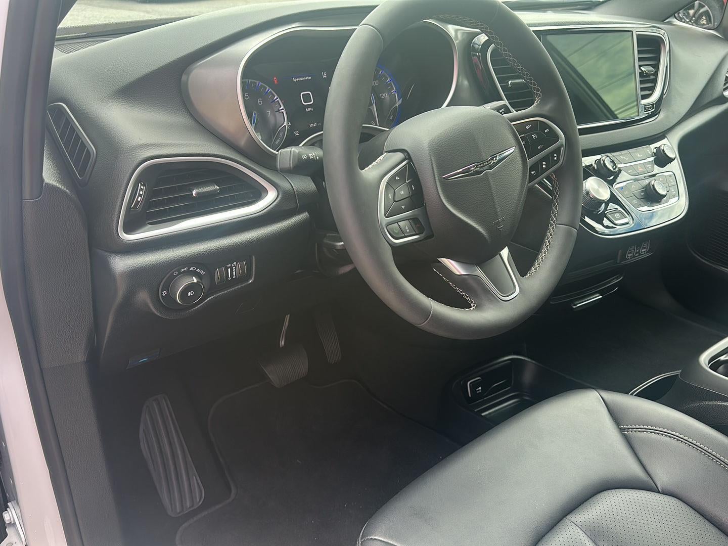 2025 Chrysler Pacifica Select