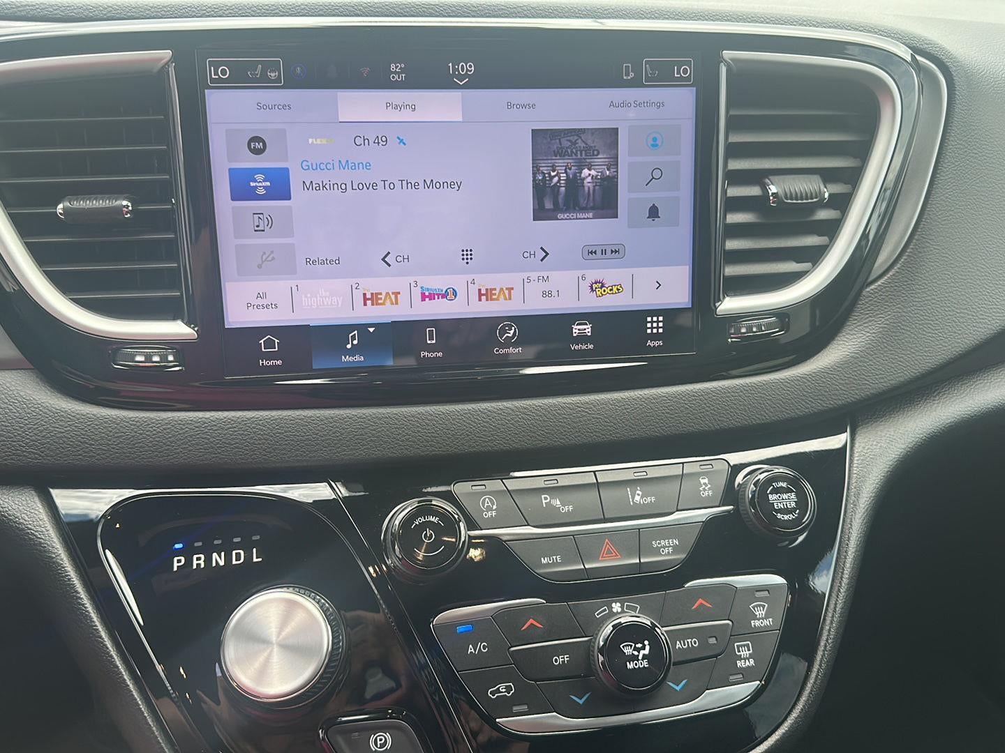 2025 Chrysler Pacifica Select