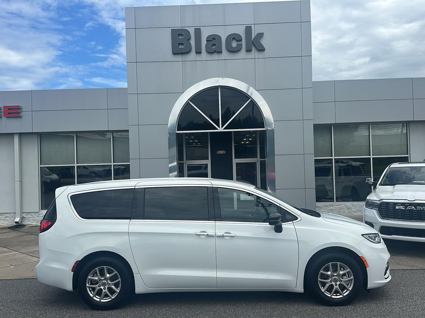 2025 Chrysler Pacifica Select