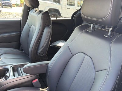 2027 Chrysler Pacifica PACIFICA SELECT AWD