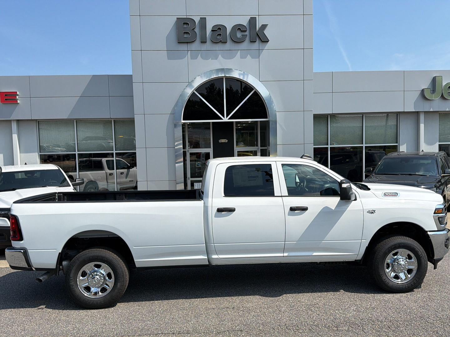 2027 RAM 3500 RAM 3500 TRADESMAN CREW CAB 4X4 8' BOX