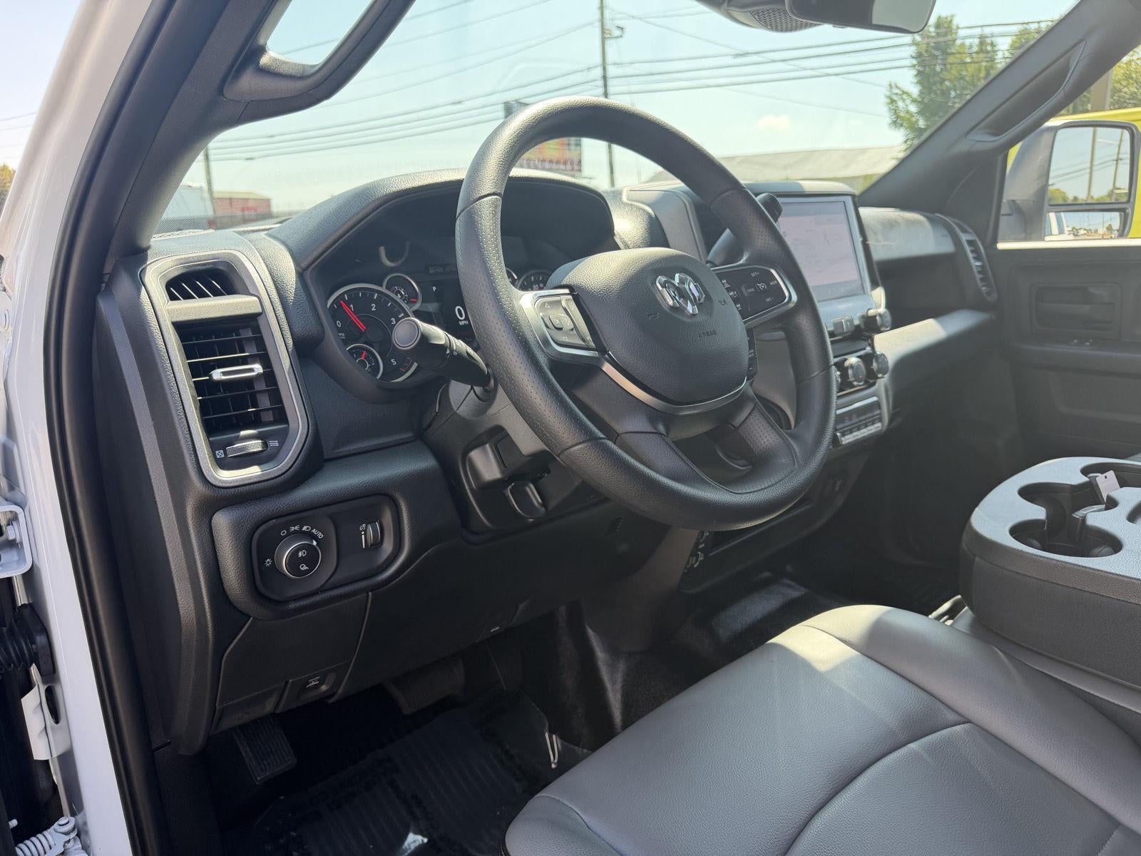 2027 RAM 3500 RAM 3500 TRADESMAN CREW CAB 4X4 8' BOX