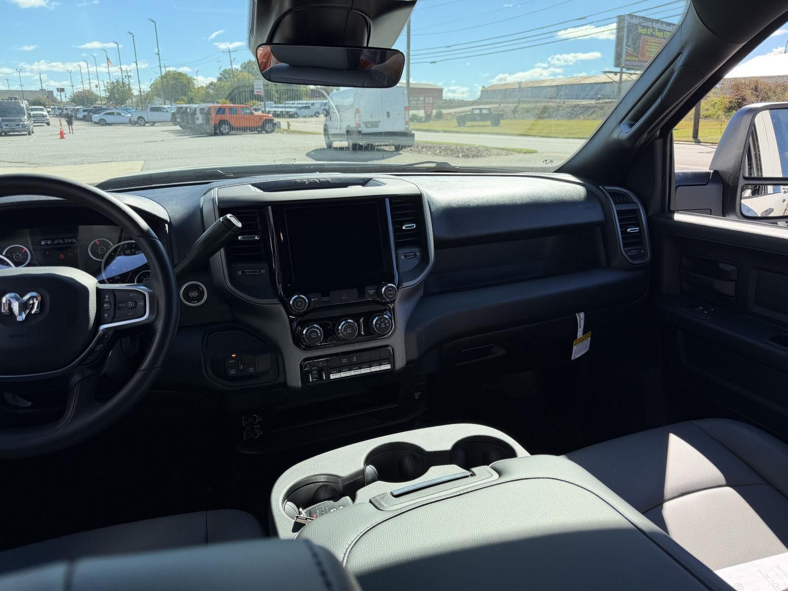 2027 RAM 2500 RAM 2500 TRADESMAN CREW CAB 4X4 6'4' BOX