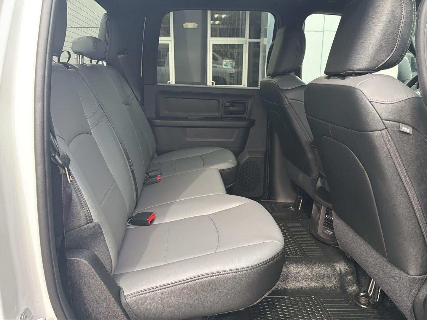 2027 RAM 2500 RAM 2500 TRADESMAN CREW CAB 4X4 6'4' BOX