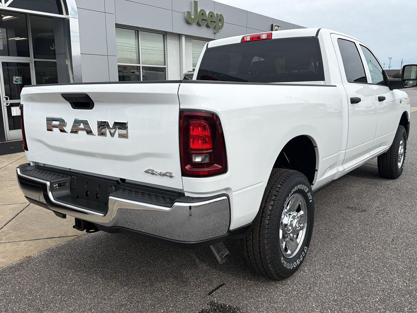 2027 RAM 2500 RAM 2500 TRADESMAN CREW CAB 4X4 6'4' BOX