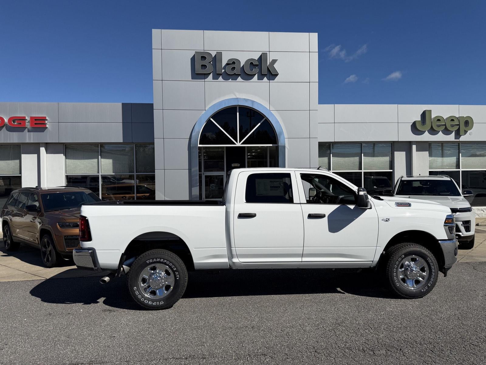 2027 RAM 2500 RAM 2500 TRADESMAN CREW CAB 4X4 6'4' BOX