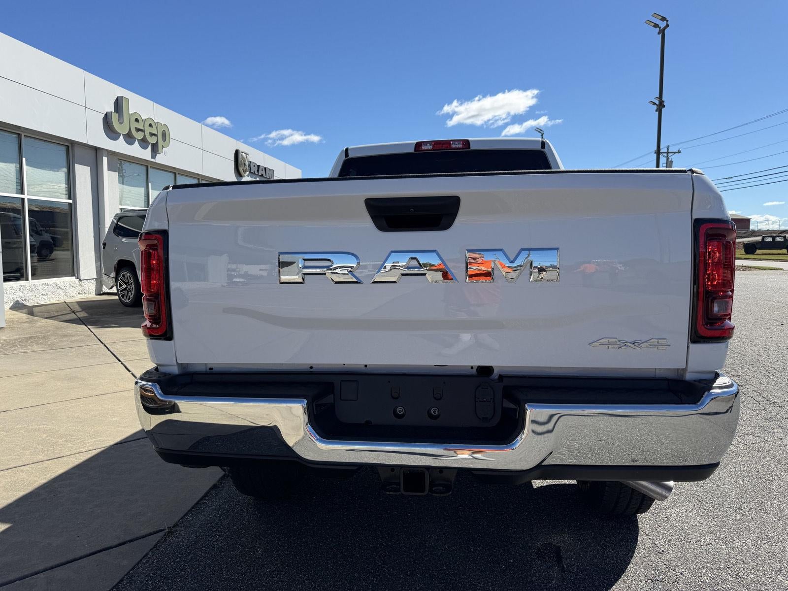 2027 RAM 2500 RAM 2500 TRADESMAN CREW CAB 4X4 6'4' BOX