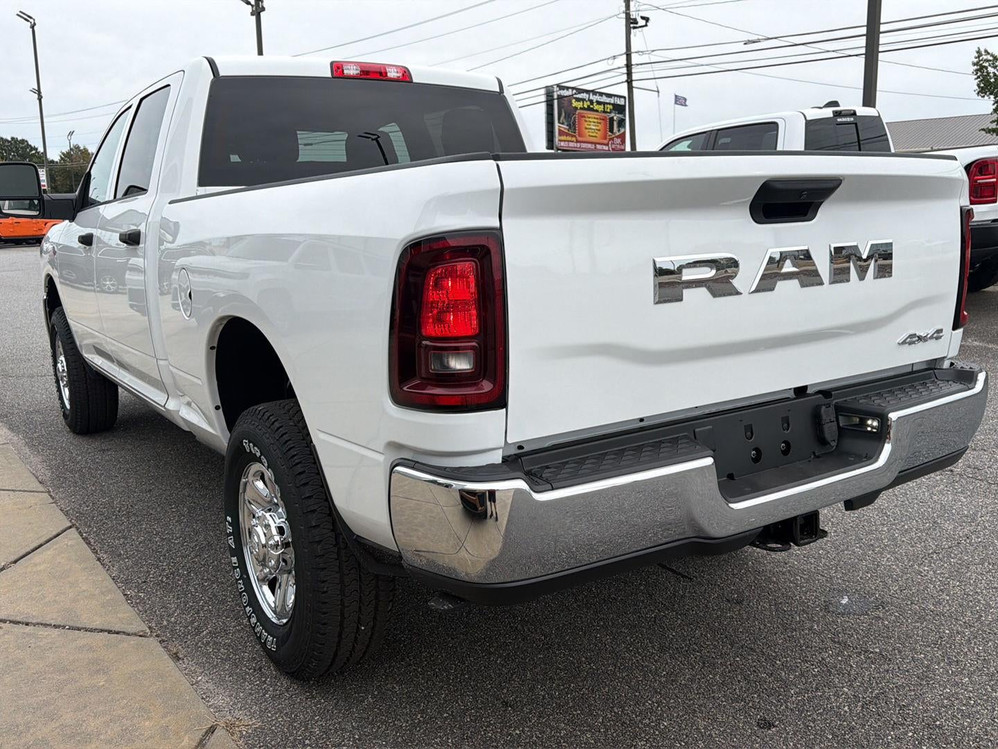 2027 RAM 2500 RAM 2500 TRADESMAN CREW CAB 4X4 6'4' BOX