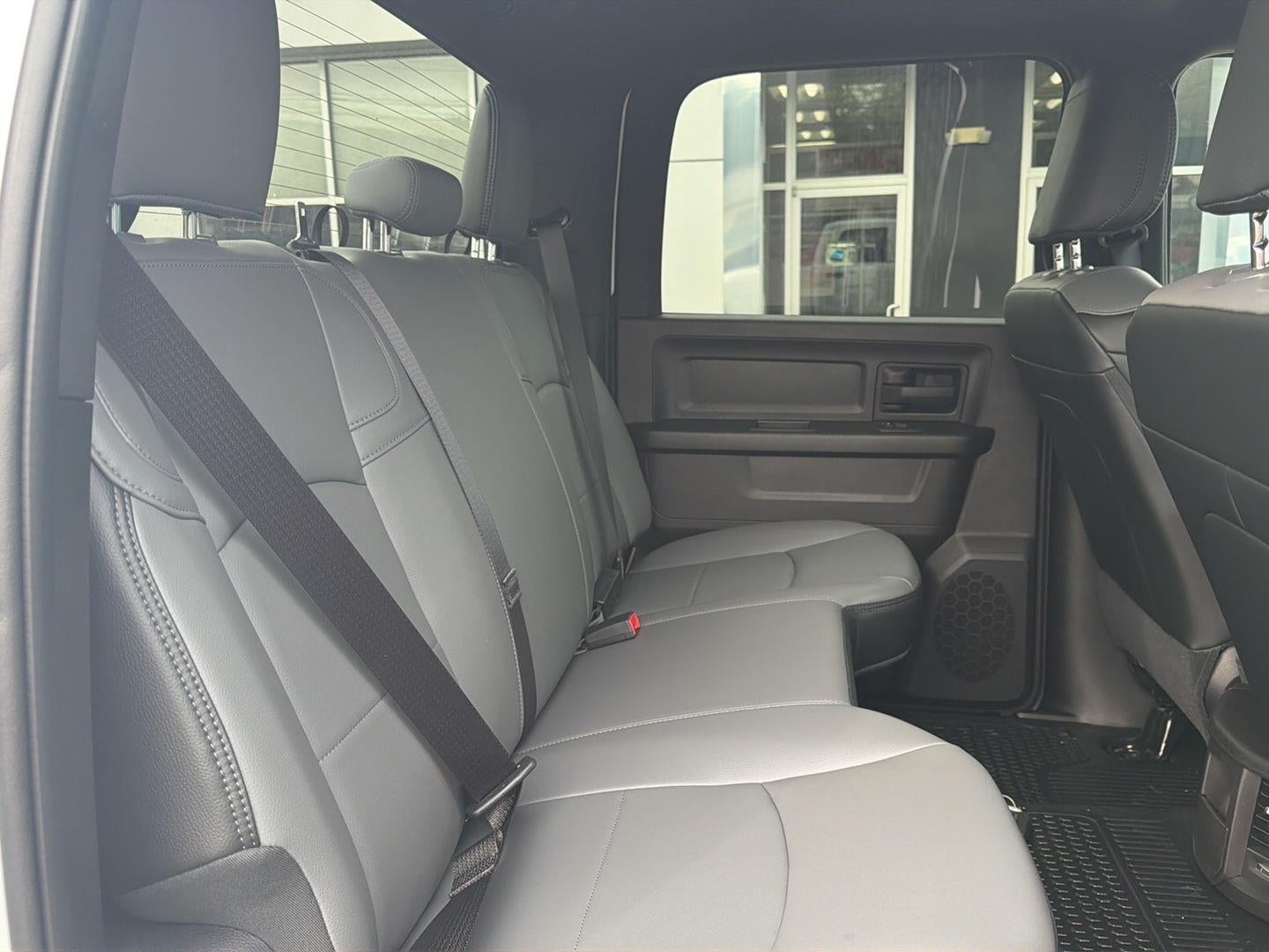 2027 RAM 2500 RAM 2500 TRADESMAN CREW CAB 4X4 6'4' BOX