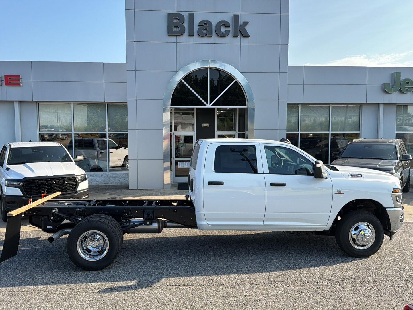 2027 RAM 3500 RAM 3500 TRADESMAN CREW CAB CHASSIS 4X4 60' CA