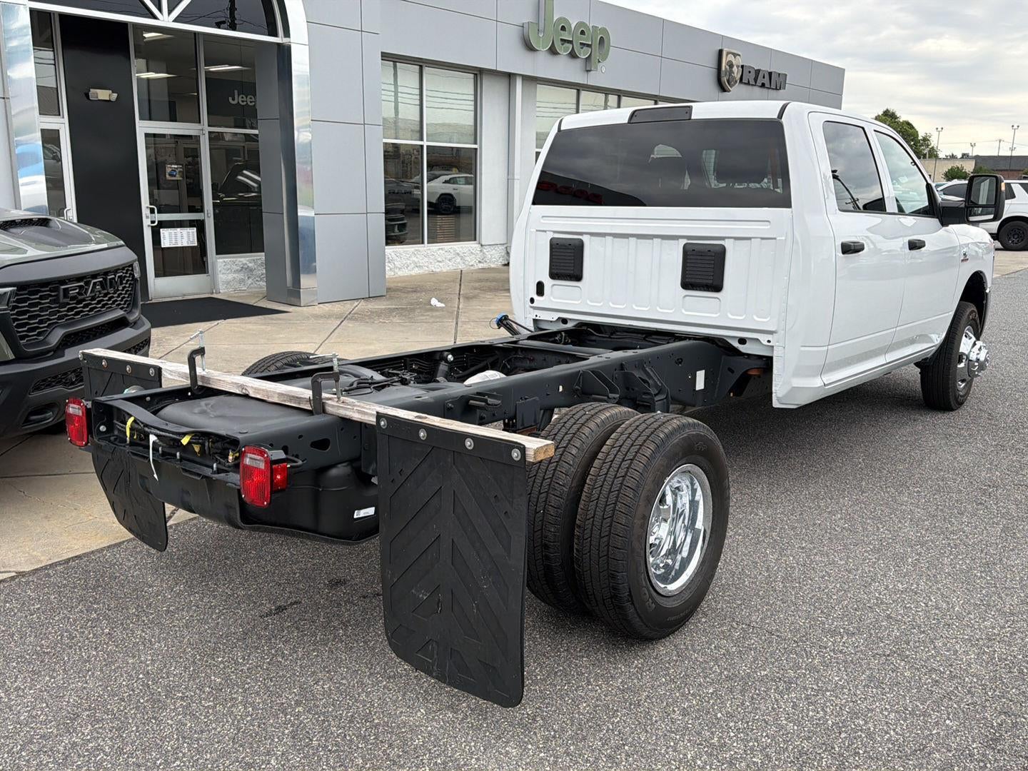2026 DODGE TRUCK 3500 RAM 3500 TRADESMAN CREW CAB CHASSIS 4X4 60' CA